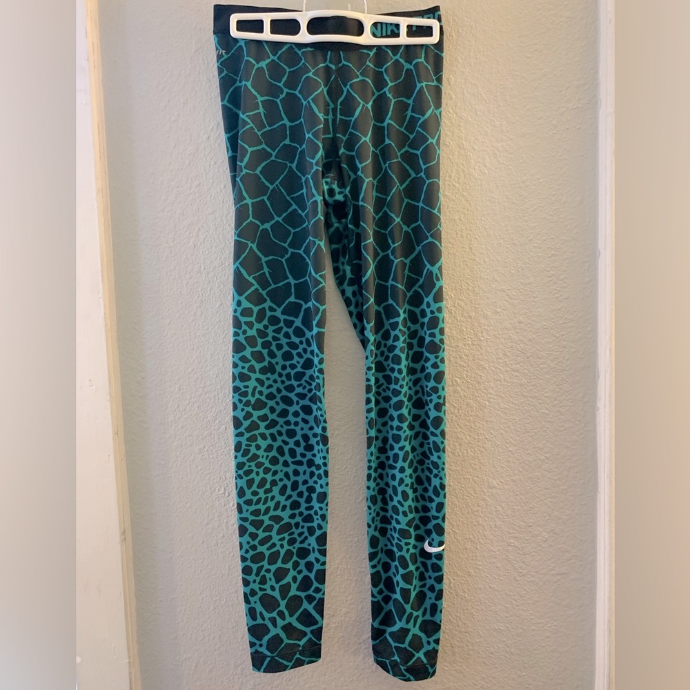 Women’s/Femme Nike Pro workout leggings, teal & black animal print, size M